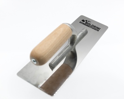 Кельма Boldrini Inox с зеркально-гладкой поверхностью с деревянной ручкой 24x10